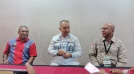 Ket. Foto: Ketua Komite Eksekutif Percepatan Pembangunan Otonomi Khusus Papua, Felix Wanggai (tengah) di Hotel Horison Diana Mimika, Kamis 30 April 2026. Galeripapua/ Kevin Kurni.