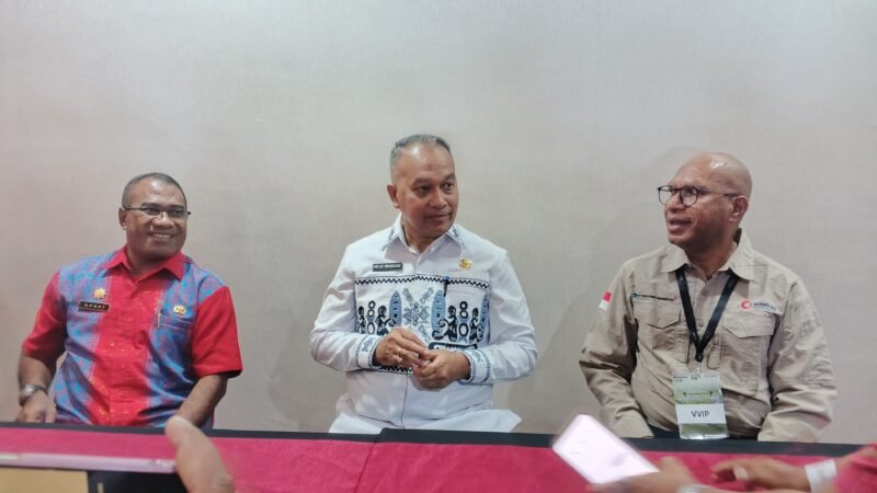 Ket. Foto: Ketua Komite Eksekutif Percepatan Pembangunan Otonomi Khusus Papua, Felix Wanggai (tengah) di Hotel Horison Diana Mimika, Kamis 30 April 2026. Galeripapua/ Kevin Kurni.