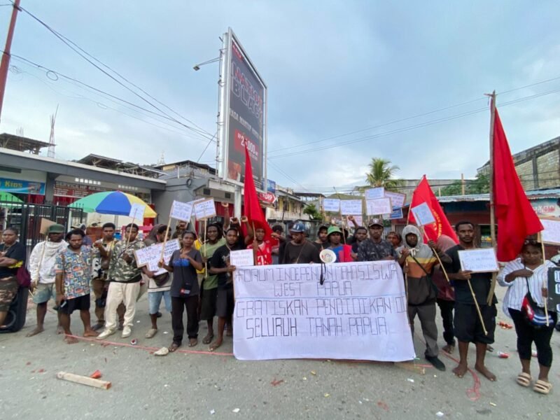 Mahasiswa FIM-WP menggelar aksi mimbar bebas di Waena, Jayapura, Sabtu, 2 Mei 2026. Galeripapua/ Istimewa.