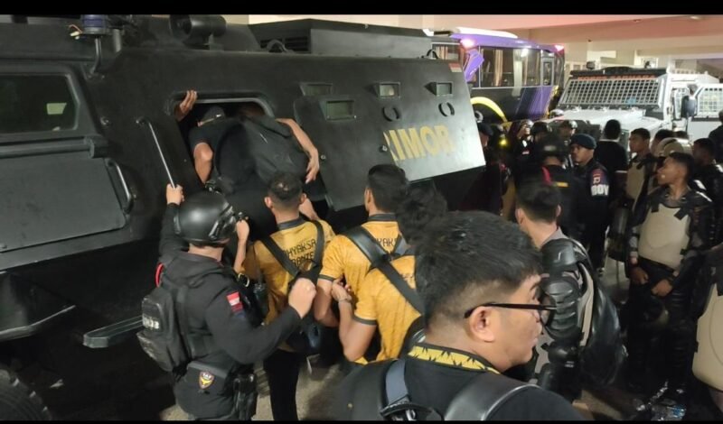 Pemain dan ofisial Adhyaksa FC dievakuasi menggunakan kendaraan taktis Brimob usai pertandingan melawan Persipura Jayapura di Stadion Lukas Enembe, Jumat 8 Mei 2026 malam. Galeripapua/Ikbal Asra