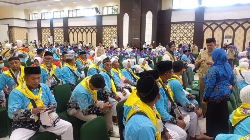 Ratusan jemaah haji Kloter UPG-27 bersiap menuju Tanah Suci di Asrama Haji Embarkasi Makassar, Minggu, 10 Mei 2026. Galeripapua/Istimewa