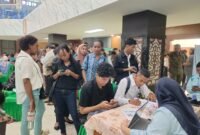 Ratusan pencari kerja memadati pelaksanaan Job Fair Papua 2026 di Aula Sasana Krida Kantor Gubernur Papua, Jayapura, Selasa, 12 Mei 2026. Sebanyak 36 perusahaan membuka lowongan kerja dalam kegiatan yang digelar Pemerintah Provinsi Papua untuk memperluas kesempatan kerja bagi anak muda Papua. Galeripapua/Ikbal Asra