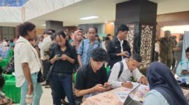 Ratusan pencari kerja memadati pelaksanaan Job Fair Papua 2026 di Aula Sasana Krida Kantor Gubernur Papua, Jayapura, Selasa, 12 Mei 2026. Sebanyak 36 perusahaan membuka lowongan kerja dalam kegiatan yang digelar Pemerintah Provinsi Papua untuk memperluas kesempatan kerja bagi anak muda Papua. Galeripapua/Ikbal Asra