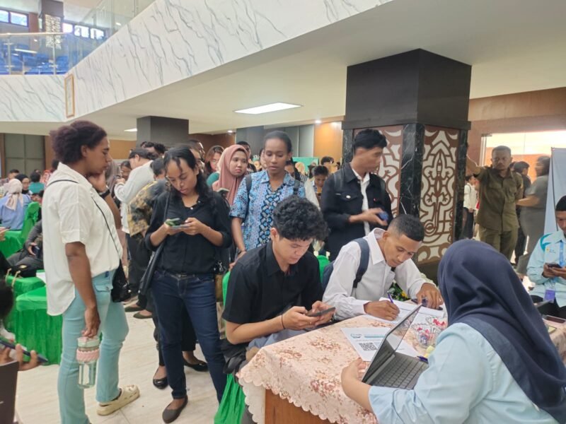 Ratusan pencari kerja memadati pelaksanaan Job Fair Papua 2026 di Aula Sasana Krida Kantor Gubernur Papua, Jayapura, Selasa, 12 Mei 2026. Sebanyak 36 perusahaan membuka lowongan kerja dalam kegiatan yang digelar Pemerintah Provinsi Papua untuk memperluas kesempatan kerja bagi anak muda Papua. Galeripapua/Ikbal Asra