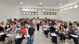 Mahasiswa Jurusan Farmasi Universitas Cenderawasih mengikuti kelas inovasi produk bahan alam Papua bersama UMKM Rumapapua Kombucha dalam mata kuliah Farmakognosi di Jayapura, Rabu, 13 Mei 2026. Galeripapua/Istimewa