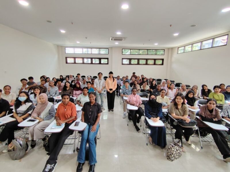 Mahasiswa Jurusan Farmasi Universitas Cenderawasih mengikuti kelas inovasi produk bahan alam Papua bersama UMKM Rumapapua Kombucha dalam mata kuliah Farmakognosi di Jayapura, Rabu, 13 Mei 2026. Galeripapua/Istimewa