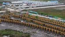 PSN - Ratusan alat berat ekskavator berjejer di Kampung Wanam, Distrik Ilwayab, Merauke, Papua Selatan, Senin, 8 Desember 2025. Alat berat ini untuk mendukung proyek strategis nasional lumbung pangan dan energi yang menjadi sorotan dalam film dokumenter Pesta Babi. Galeripapua/ Pusaka Bentala Rakyat.