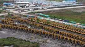 PSN - Ratusan alat berat ekskavator berjejer di Kampung Wanam, Distrik Ilwayab, Merauke, Papua Selatan, Senin, 8 Desember 2025. Alat berat ini untuk mendukung proyek strategis nasional lumbung pangan dan energi yang menjadi sorotan dalam film dokumenter Pesta Babi. Galeripapua/ Pusaka Bentala Rakyat.