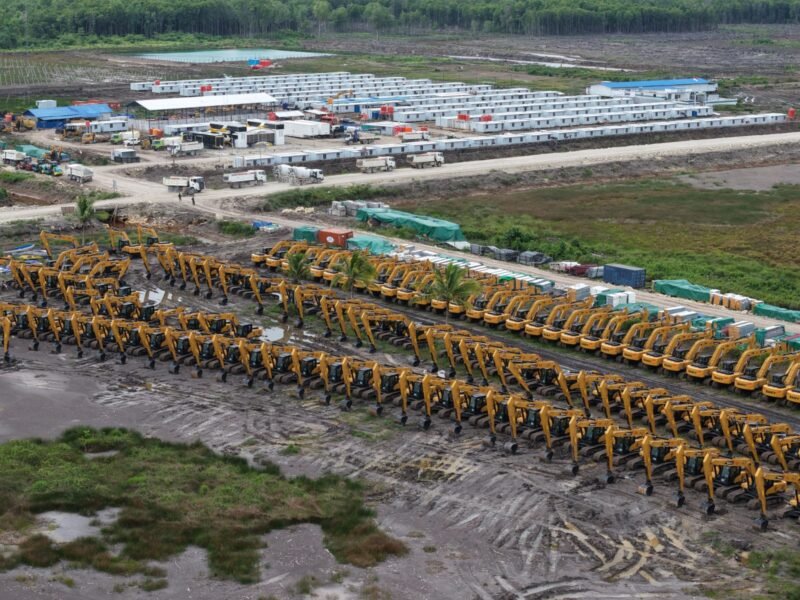 PSN - Ratusan alat berat ekskavator berjejer di Kampung Wanam, Distrik Ilwayab, Merauke, Papua Selatan, Senin, 8 Desember 2025. Alat berat ini untuk mendukung proyek strategis nasional lumbung pangan dan energi yang menjadi sorotan dalam film dokumenter Pesta Babi. Galeripapua/ Pusaka Bentala Rakyat.