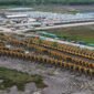 PSN - Ratusan alat berat ekskavator berjejer di Kampung Wanam, Distrik Ilwayab, Merauke, Papua Selatan, Senin, 8 Desember 2025. Alat berat ini untuk mendukung proyek strategis nasional lumbung pangan dan energi yang menjadi sorotan dalam film dokumenter Pesta Babi. Galeripapua/ Pusaka Bentala Rakyat.