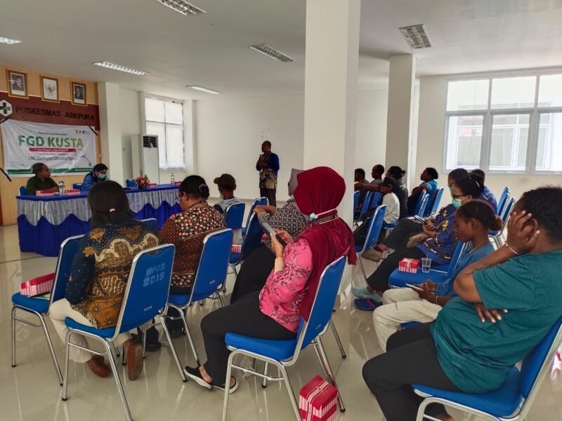 Kesehatan - Peserta mengikuti Focus Group Discussion (FGD) eliminasi kusta yang digelar Layanan Kesehatan Cuma-Cuma Dompet Dhuafa di Puskesmas Abepura, Sabtu, 23 Mei 2026. Diskusi membahas percepatan eliminasi kusta, pengurangan stigma terhadap pasien, serta penguatan kolaborasi lintas sektor di Kota Jayapura. Galeripapua/ Ikbal Asra