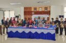 FGD - Peserta berfoto bersama usai Focus Group Discussion (FGD) eliminasi kusta yang digelar Layanan Kesehatan Cuma-Cuma Dompet Dhuafa di Puskesmas Abepura, Sabtu, 23 Mei 2026. Diskusi membahas percepatan eliminasi kusta di Kota Jayapura di tengah tingginya angka kasus dan masih kuatnya stigma terhadap pasien. Galeripapua/Ikbal Asra