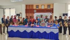 FGD - Peserta berfoto bersama usai Focus Group Discussion (FGD) eliminasi kusta yang digelar Layanan Kesehatan Cuma-Cuma Dompet Dhuafa di Puskesmas Abepura, Sabtu, 23 Mei 2026. Diskusi membahas percepatan eliminasi kusta di Kota Jayapura di tengah tingginya angka kasus dan masih kuatnya stigma terhadap pasien. Galeripapua/Ikbal Asra