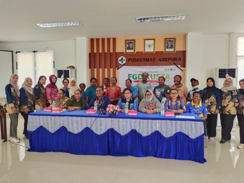 FGD - Peserta berfoto bersama usai Focus Group Discussion (FGD) eliminasi kusta yang digelar Layanan Kesehatan Cuma-Cuma Dompet Dhuafa di Puskesmas Abepura, Sabtu, 23 Mei 2026. Diskusi membahas percepatan eliminasi kusta di Kota Jayapura di tengah tingginya angka kasus dan masih kuatnya stigma terhadap pasien. Galeripapua/Ikbal Asra