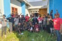 Mahasiswa asal Kabupaten Mamberamo Raya bersama Anggota DPRK jalur Otonomi Khusus (Otsus) Maria Rofek berfoto di halaman Asrama Putri Mamberamo Raya di Kota Jayapura, Senin, 25 Mei 2026. Dalam kunjungan reses tersebut, mahasiswa meminta Pemerintah Kabupaten Mamberamo Raya segera merehabilitasi dan memfungsikan asrama yang terbengkalai sejak dibangun pada 2023. Galeripapua/ Ikbal Asra
