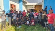 Mahasiswa asal Kabupaten Mamberamo Raya bersama Anggota DPRK jalur Otonomi Khusus (Otsus) Maria Rofek berfoto di halaman Asrama Putri Mamberamo Raya di Kota Jayapura, Senin, 25 Mei 2026. Dalam kunjungan reses tersebut, mahasiswa meminta Pemerintah Kabupaten Mamberamo Raya segera merehabilitasi dan memfungsikan asrama yang terbengkalai sejak dibangun pada 2023. Galeripapua/ Ikbal Asra