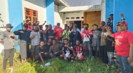 Mahasiswa asal Kabupaten Mamberamo Raya bersama Anggota DPRK jalur Otonomi Khusus (Otsus) Maria Rofek berfoto di halaman Asrama Putri Mamberamo Raya di Kota Jayapura, Senin, 25 Mei 2026. Dalam kunjungan reses tersebut, mahasiswa meminta Pemerintah Kabupaten Mamberamo Raya segera merehabilitasi dan memfungsikan asrama yang terbengkalai sejak dibangun pada 2023. Galeripapua/ Ikbal Asra