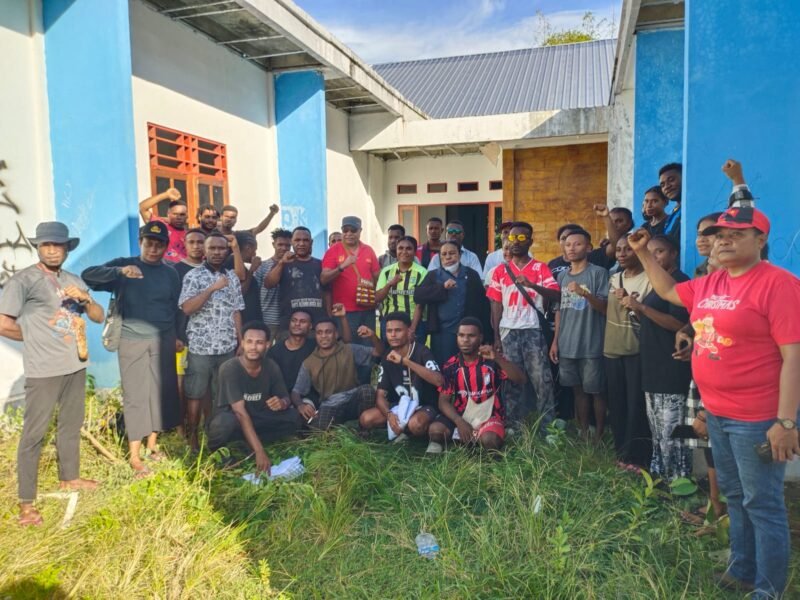 Mahasiswa asal Kabupaten Mamberamo Raya bersama Anggota DPRK jalur Otonomi Khusus (Otsus) Maria Rofek berfoto di halaman Asrama Putri Mamberamo Raya di Kota Jayapura, Senin, 25 Mei 2026. Dalam kunjungan reses tersebut, mahasiswa meminta Pemerintah Kabupaten Mamberamo Raya segera merehabilitasi dan memfungsikan asrama yang terbengkalai sejak dibangun pada 2023. Galeripapua/ Ikbal Asra