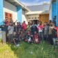 Mahasiswa asal Kabupaten Mamberamo Raya bersama Anggota DPRK jalur Otonomi Khusus (Otsus) Maria Rofek berfoto di halaman Asrama Putri Mamberamo Raya di Kota Jayapura, Senin, 25 Mei 2026. Dalam kunjungan reses tersebut, mahasiswa meminta Pemerintah Kabupaten Mamberamo Raya segera merehabilitasi dan memfungsikan asrama yang terbengkalai sejak dibangun pada 2023. Galeripapua/ Ikbal Asra