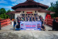Manajemen dan karyawan PT Inkasakti berfoto usai kegiatan CSR Bakti Lingkungan di Vihara Arya Dharma, Jayapura, Papua, Senin, 15 Juni 2026. GaleriPapua/ dok. PT.Inkasakti