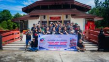Manajemen dan karyawan PT Inkasakti berfoto usai kegiatan CSR Bakti Lingkungan di Vihara Arya Dharma, Jayapura, Papua, Senin, 15 Juni 2026. GaleriPapua/ dok. PT.Inkasakti