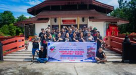 Manajemen dan karyawan PT Inkasakti berfoto usai kegiatan CSR Bakti Lingkungan di Vihara Arya Dharma, Jayapura, Papua, Senin, 15 Juni 2026. GaleriPapua/ dok. PT.Inkasakti