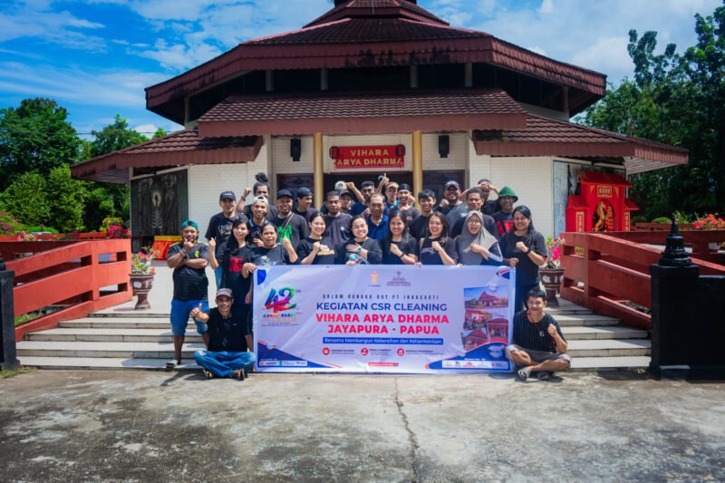 Manajemen dan karyawan PT Inkasakti berfoto usai kegiatan CSR Bakti Lingkungan di Vihara Arya Dharma, Jayapura, Papua, Senin, 15 Juni 2026. GaleriPapua/ dok. PT.Inkasakti