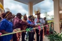 Proses pengguntingan pita sebagai tanda diresmikannya asrama permanen bagi pelajar dan mahasiswa Intan Jaya di Mimika, Senin (1/6/2026). (Foto: Galeri Papua/Endy Langobelen)