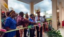 Proses pengguntingan pita sebagai tanda diresmikannya asrama permanen bagi pelajar dan mahasiswa Intan Jaya di Mimika, Senin (1/6/2026). (Foto: Galeri Papua/Endy Langobelen)
