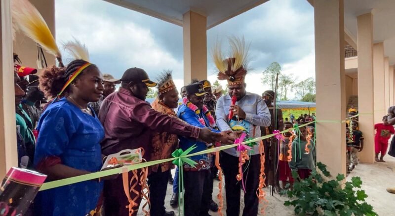 Proses pengguntingan pita sebagai tanda diresmikannya asrama permanen bagi pelajar dan mahasiswa Intan Jaya di Mimika, Senin (1/6/2026). (Foto: Galeri Papua/Endy Langobelen)