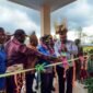 Proses pengguntingan pita sebagai tanda diresmikannya asrama permanen bagi pelajar dan mahasiswa Intan Jaya di Mimika, Senin (1/6/2026). (Foto: Galeri Papua/Endy Langobelen)