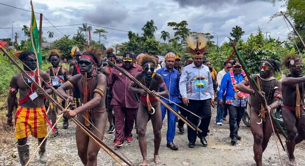 Pelajar dan mahasiswa membawakan tarian mengiringi rombongan Bupati Intan Jaya menuju lokasi peresmian asrama di Mimika. (Foto: Galeri Papua/Endy Langobelen)