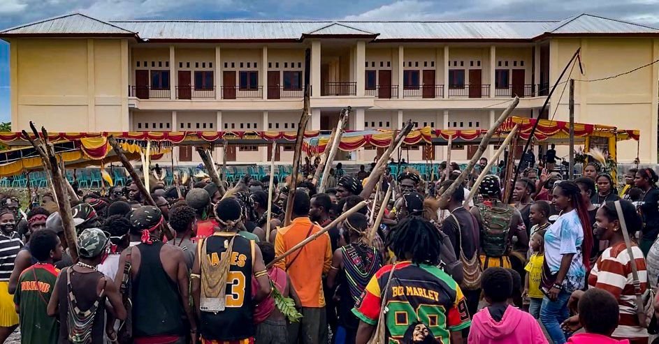 Tampak gedung asrama permanen bagi pelajar dan mahasiswa Intan Jaya di Mimika. (Foto: Galeri Papua/Endy Langobelen)