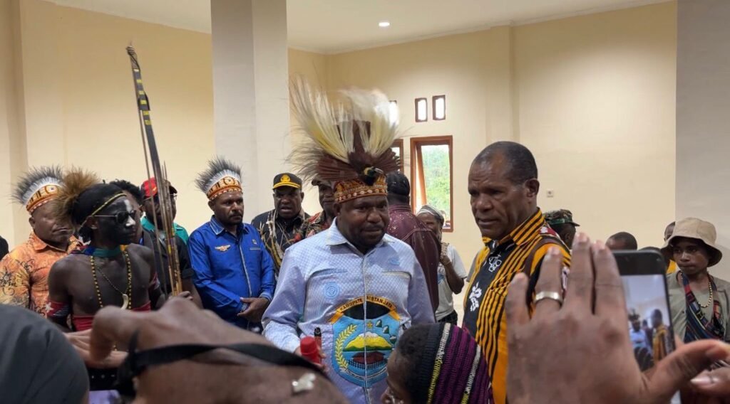 Bupati Intan Jaya, Aner Maisini, bersama rombongan meninjau ruang asrama pelajar dan mahasiswa Intan Jaya di Mimika. (Foto: Galeri Papua/Endy Langobelen)