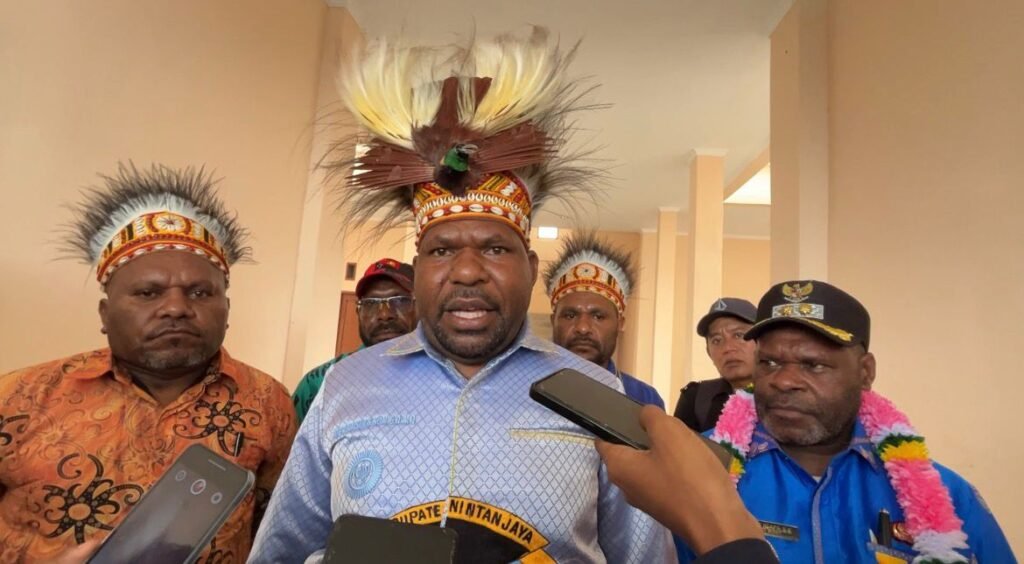 Bupati Intan Jaya, Aner Maisini, saat diwawancarai awak media. (Foto: Galeri Papua/Endy Langobelen)