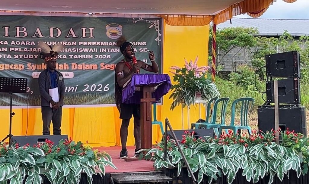 Ketua Ikatan Pelajar dan Mahasiswa Intan Jaya se-Kota Studi Mimika (IPMI-M), Yunianus Mirip, saat membawakan sambutan. (Foto: Galeri Papua/Endy Langobelen)