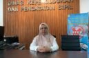Plt. Sekretaris Disdukcapil Kabupaten Mimika, Yuyun Bauw, saat ditemui, Senin (1/6/2026). (Foto: Galeri Papua/Ahmad)