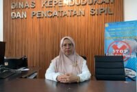 Plt. Sekretaris Disdukcapil Kabupaten Mimika, Yuyun Bauw, saat ditemui, Senin (1/6/2026). (Foto: Galeri Papua/Ahmad)