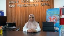 Plt. Sekretaris Disdukcapil Kabupaten Mimika, Yuyun Bauw, saat ditemui, Senin (1/6/2026). (Foto: Galeri Papua/Ahmad)