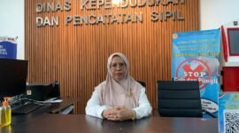 Plt. Sekretaris Disdukcapil Kabupaten Mimika, Yuyun Bauw, saat ditemui, Senin (1/6/2026). (Foto: Galeri Papua/Ahmad)