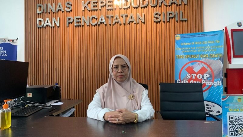 Plt. Sekretaris Disdukcapil Kabupaten Mimika, Yuyun Bauw, saat ditemui, Senin (1/6/2026). (Foto: Galeri Papua/Ahmad)