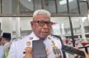 Bupati Mimika, Johannes Rettob, usai mengikuti upacara memperingati hari lahirnya Pancasila di Halaman Kantor Pusat Pemerintahan. (Foto: Galeri Papua/Kevin Kurni)