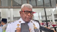 Bupati Mimika, Johannes Rettob, usai mengikuti upacara memperingati hari lahirnya Pancasila di Halaman Kantor Pusat Pemerintahan. (Foto: Galeri Papua/Kevin Kurni)