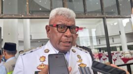 Bupati Mimika, Johannes Rettob, usai mengikuti upacara memperingati hari lahirnya Pancasila di Halaman Kantor Pusat Pemerintahan. (Foto: Galeri Papua/Kevin Kurni)