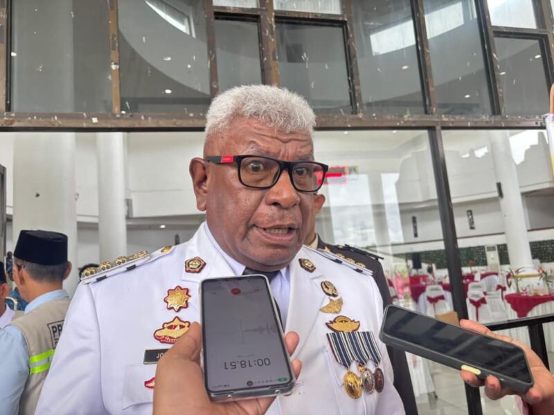 Bupati Mimika, Johannes Rettob, usai mengikuti upacara memperingati hari lahirnya Pancasila di Halaman Kantor Pusat Pemerintahan. (Foto: Galeri Papua/Kevin Kurni)