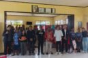Panitia Generasi inspirasi bersama Kepala Sekolah SMP Kartika, Yermias Eliasar Alunat, dan para siswa yang mengikuti seminar melakukan sesi foto bersama. (Foto: Galeri Papua/Kevin Kurni)