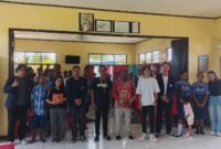 Panitia Generasi inspirasi bersama Kepala Sekolah SMP Kartika, Yermias Eliasar Alunat, dan para siswa yang mengikuti seminar melakukan sesi foto bersama. (Foto: Galeri Papua/Kevin Kurni)