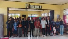 Panitia Generasi inspirasi bersama Kepala Sekolah SMP Kartika, Yermias Eliasar Alunat, dan para siswa yang mengikuti seminar melakukan sesi foto bersama. (Foto: Galeri Papua/Kevin Kurni)