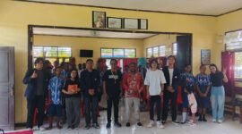 Panitia Generasi inspirasi bersama Kepala Sekolah SMP Kartika, Yermias Eliasar Alunat, dan para siswa yang mengikuti seminar melakukan sesi foto bersama. (Foto: Galeri Papua/Kevin Kurni)
