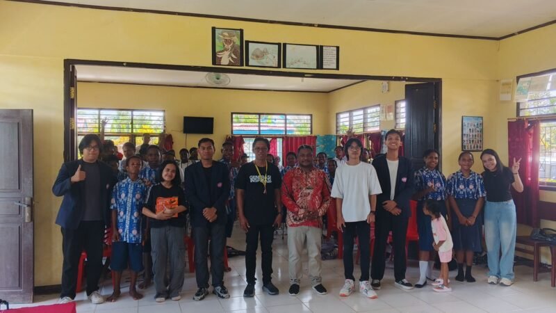 Panitia Generasi inspirasi bersama Kepala Sekolah SMP Kartika, Yermias Eliasar Alunat, dan para siswa yang mengikuti seminar melakukan sesi foto bersama. (Foto: Galeri Papua/Kevin Kurni)